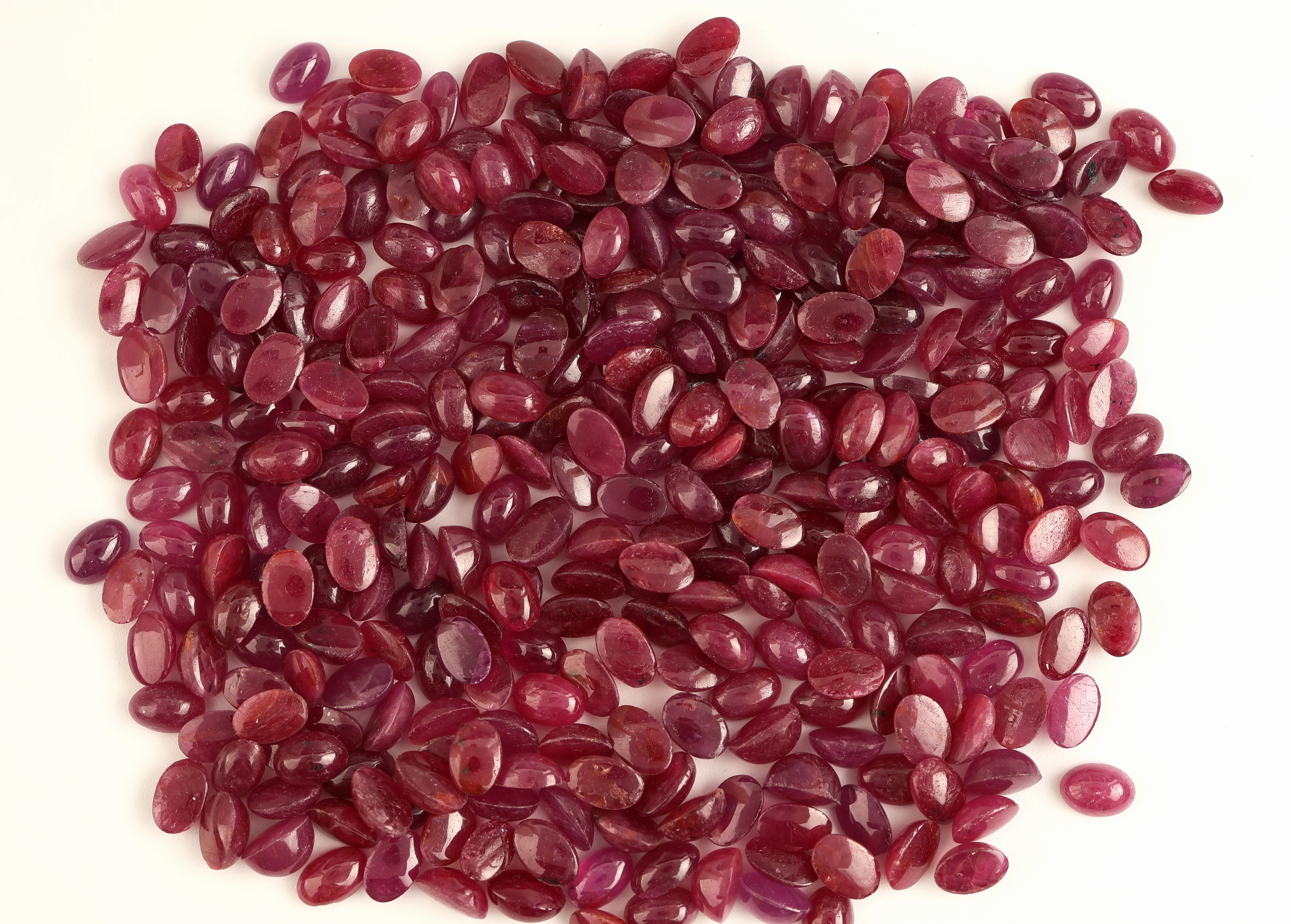 Image 27128652 - Lot lose Rubine zus. ca. 223.46 ct, ovale Cabochons in versch. Größen und Farbnuancen