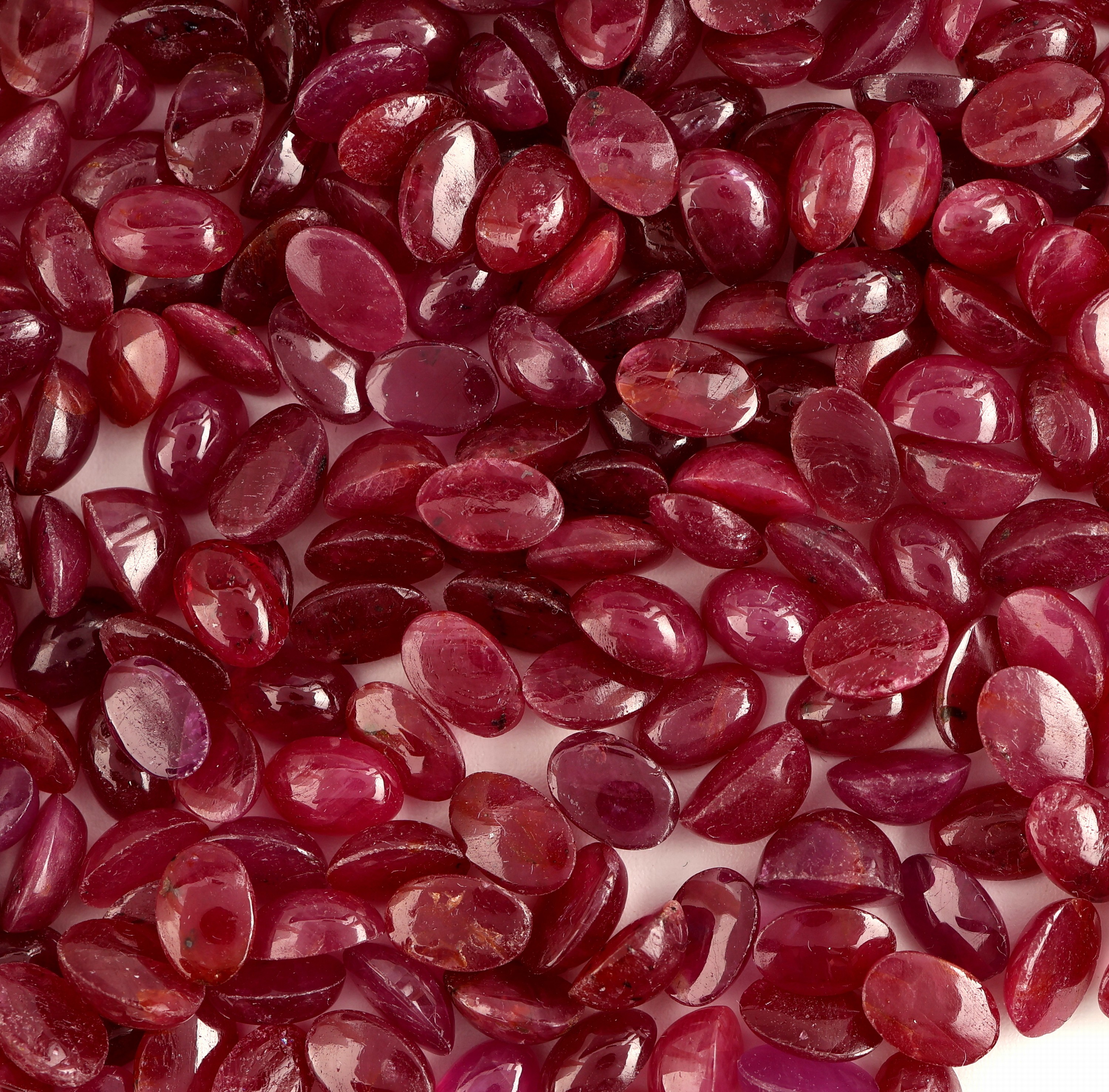 Detail a: Lot lose Rubine zus. ca. 223.46 ct, ovale Cabochons in versch. Größen und Farbnuancen