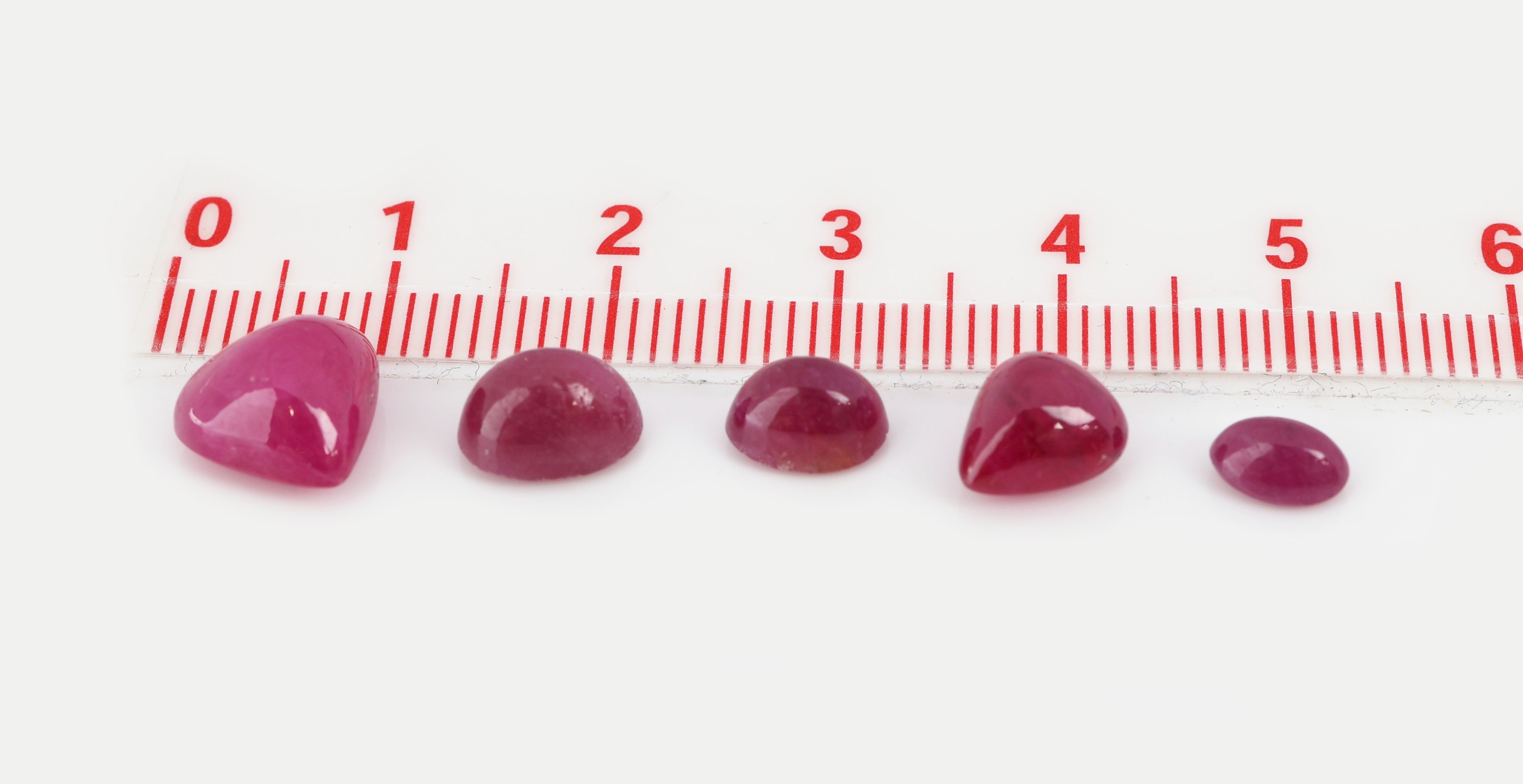 Detail a: Lot lose Rubin-Cabochons zus. ca. 63.92 ct, versch. Größen und Formen