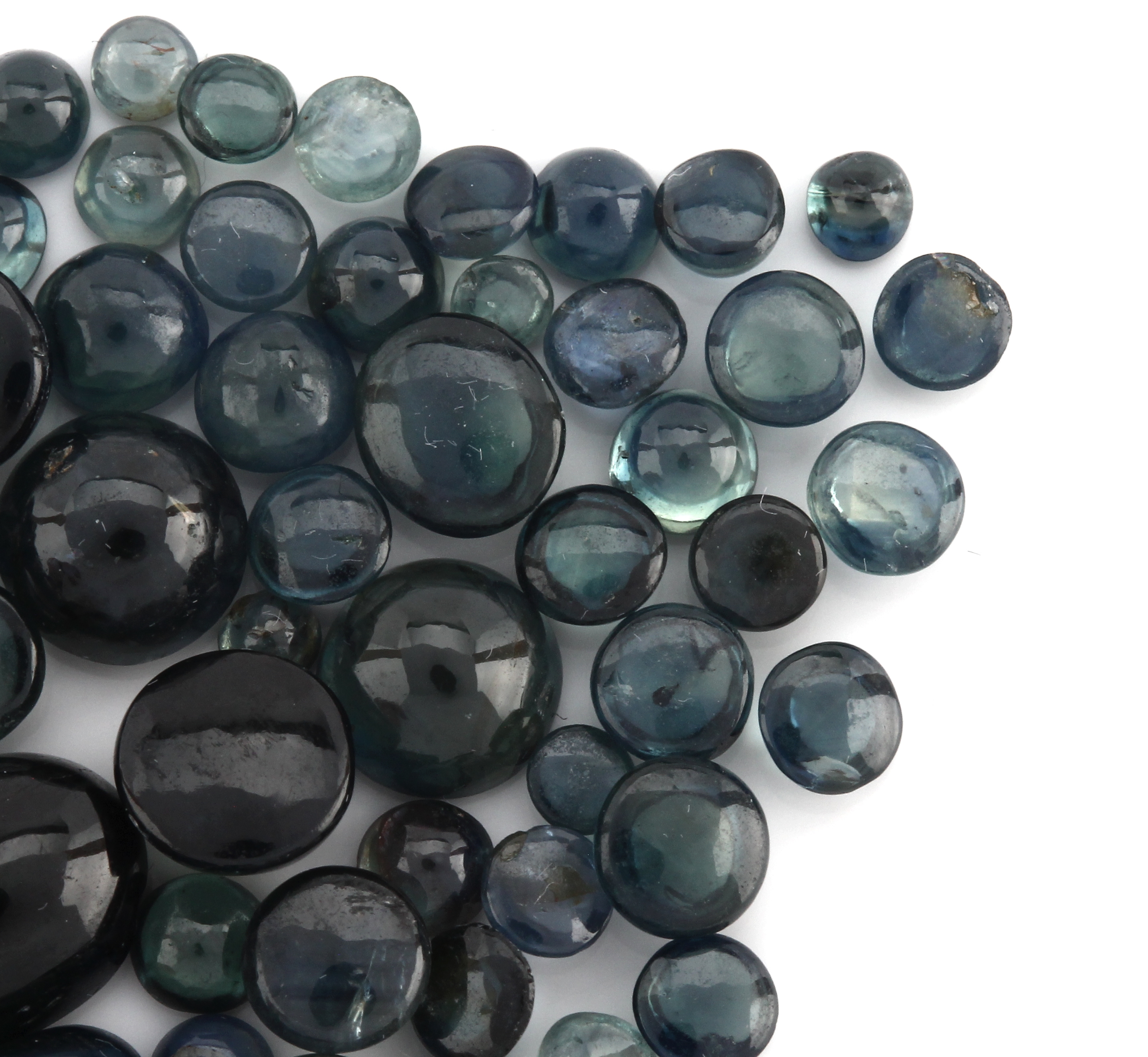 Detail a: Lot lose Saphire, zus. ca. 55.51 ct, Cabochons in versch. Größen und Farbnuancen, Ausfassware