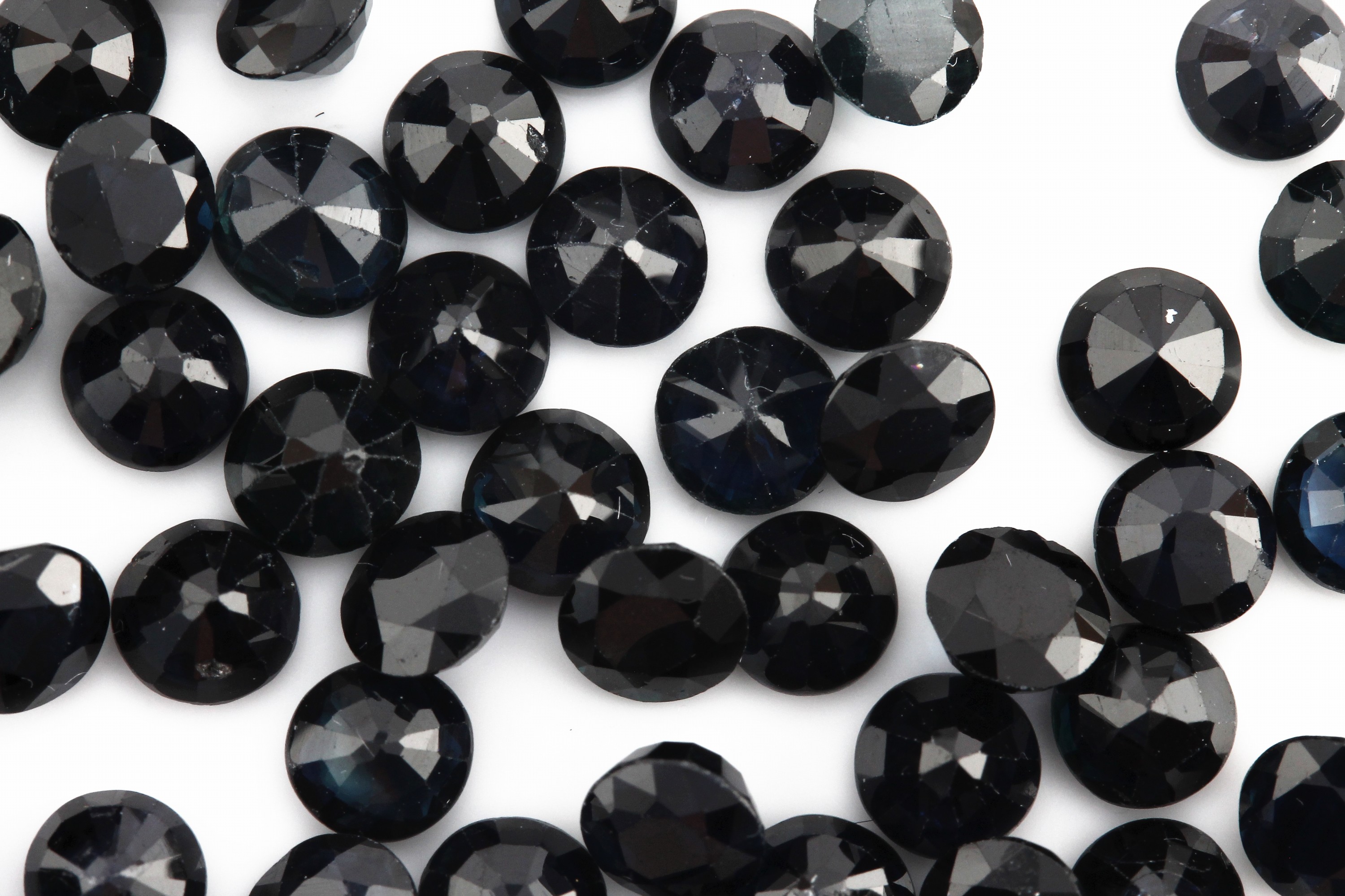 Detail a: Lot lose Saphire zus. ca. 20.99 ct, rundfacett. in versch. Größen und Farbnuancen,Ausfassware