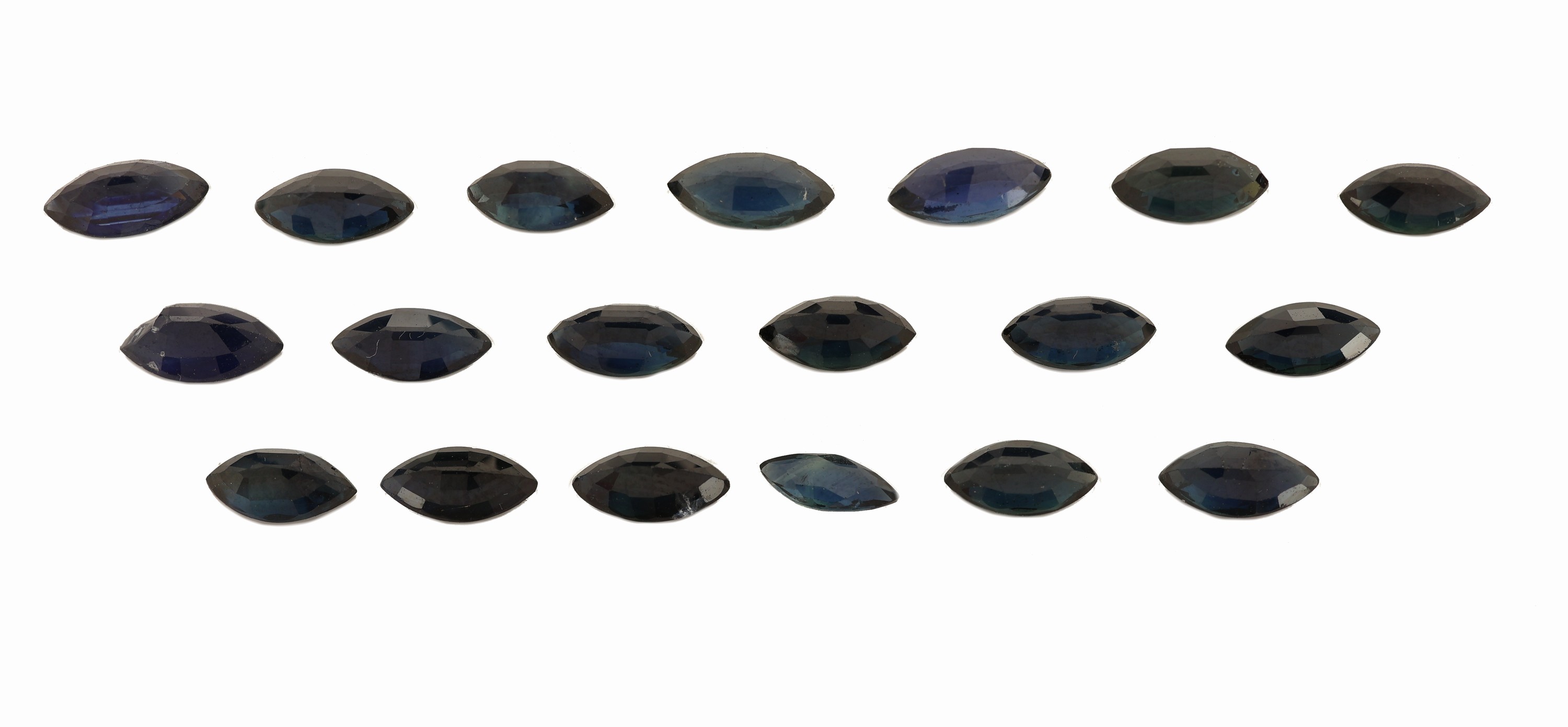 Detail a: Lot lose facett. Saphire zus. ca. 10.33 ct, Navetteform, in versch. Farbnuancen, z.T. Ausfassware