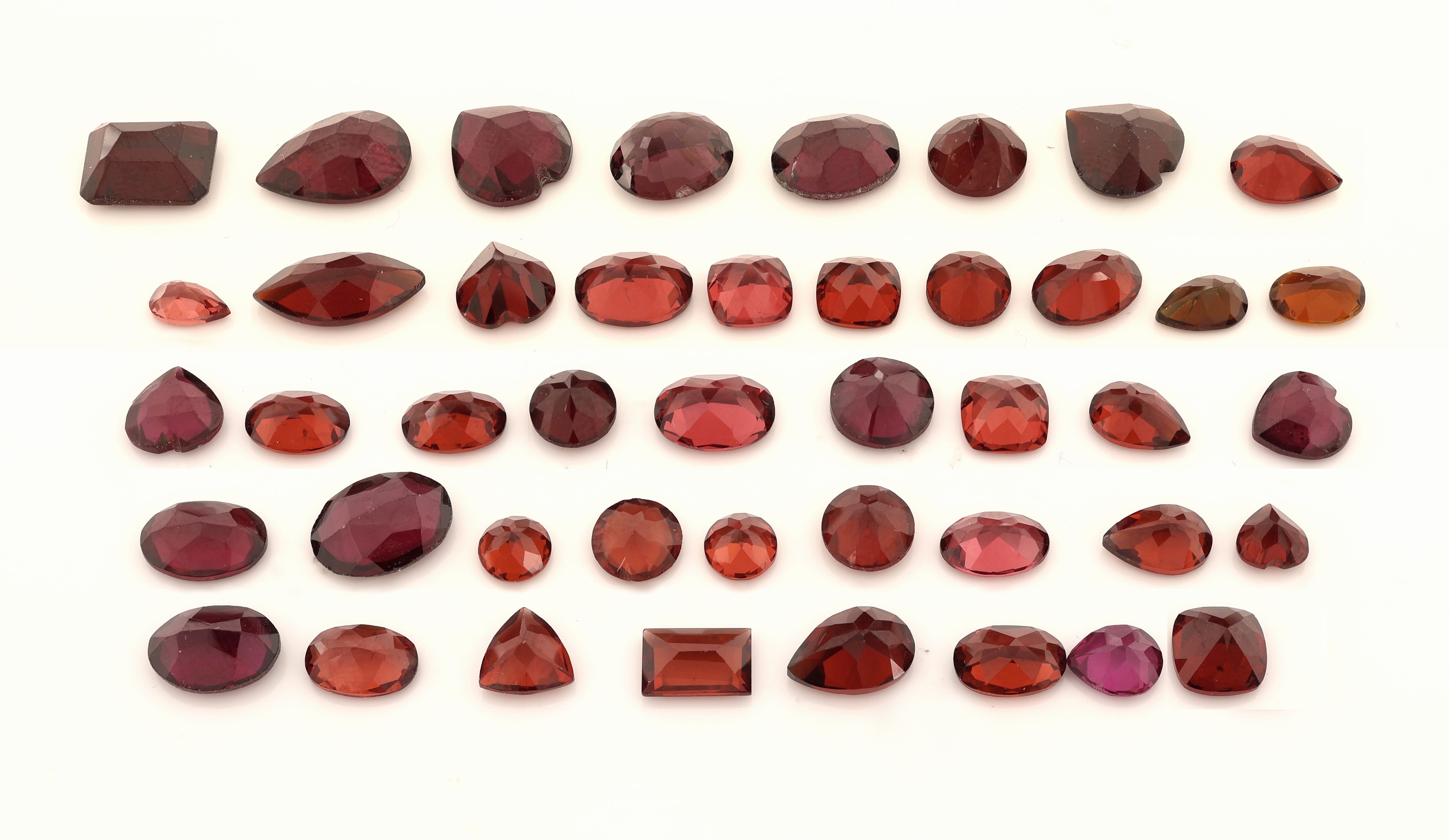 Detail a: Lot lose facett. Granate zus. ca. 36.99 ct, versch. Schliffformen, Größen und Farbnuancen