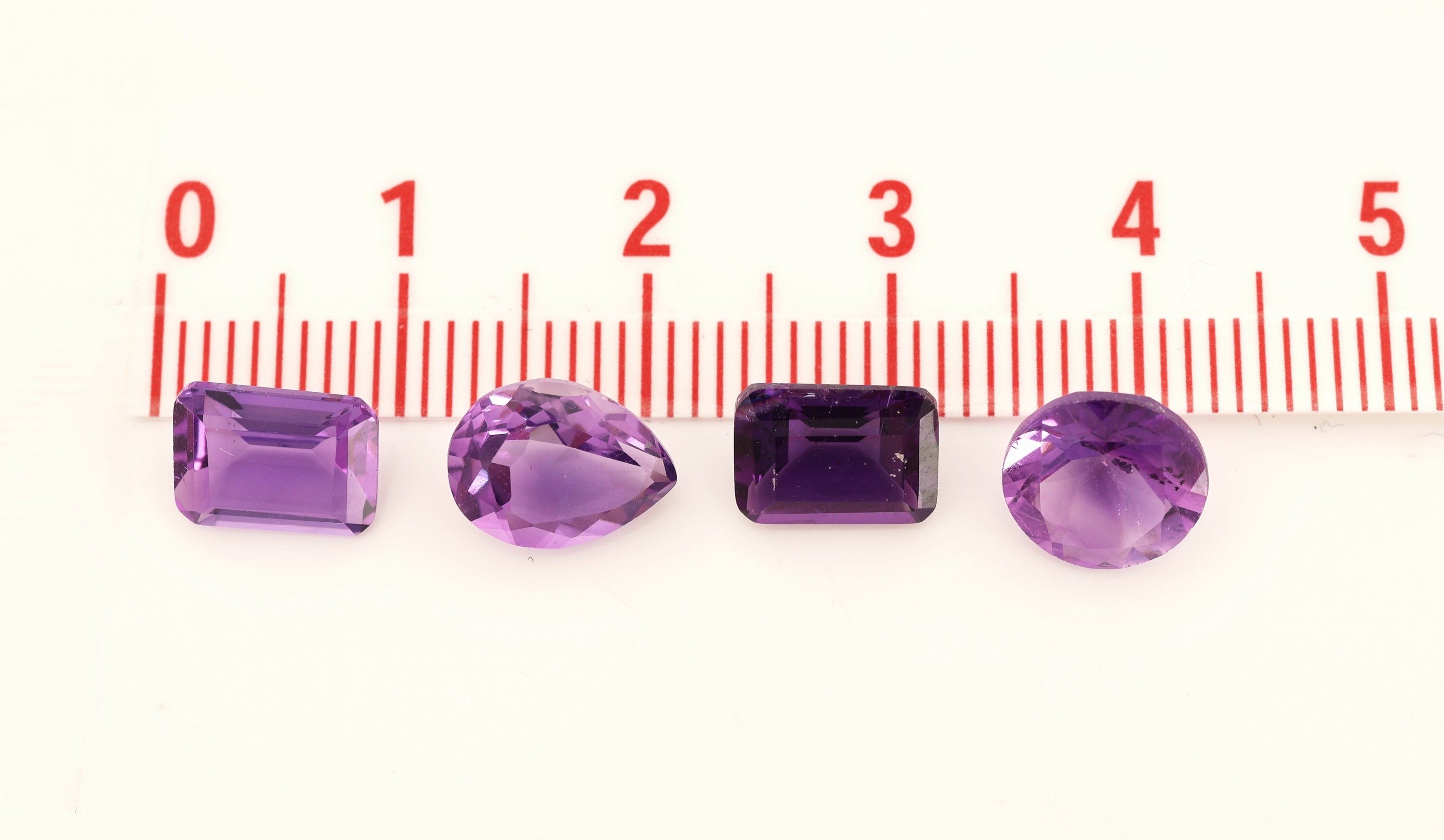 Detail a: lot lose facett. Amethyste zus. ca. 71.95 ct, in versch. Schliffformen, Größen und Farb- nuancen