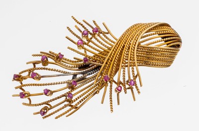Image 18 kt Gold Rubin-Brosche, 1960er Jahre, GG 750/000, abstraktes Design aus teilw. ...