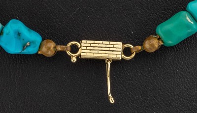 27128608a - Türkis-Collier mit 14 kt Gold Schließe, GG 585/000, im Verlauf Türkise mit Matrix in ...