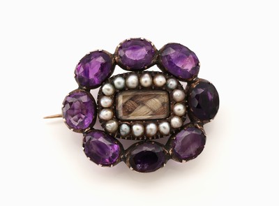 27128611a - Viktorianische 8 kt Gold Amethyst-Perl- Brosche, wohl England, um 1860-80, RG 333/000 ...