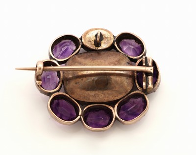 27128611b - Viktorianische 8 kt Gold Amethyst-Perl- Brosche, wohl England, um 1860-80, RG 333/000 ...