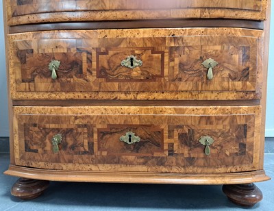 27128616c - Herrenkommode, Barock, 18.Jh., Nußbaumfurnier, Deckplatte und Seiten mit aufwendigem ...