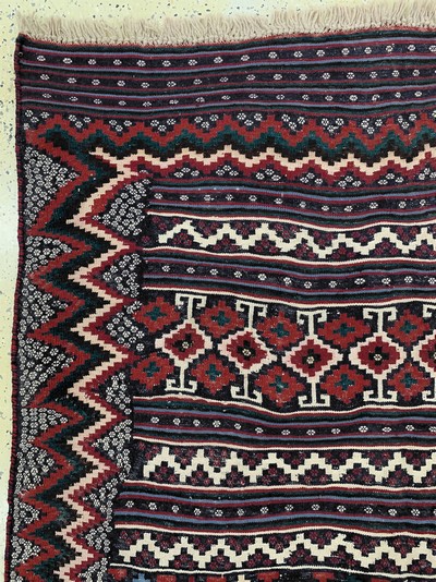 27128628c - Sirdjan Kelim, Persien, Mitte 20.Jhd, Wolleauf Wolle, ca. 242 x 163 cm, EHZ: 2 ...