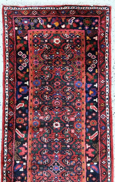 27128641a - Hosseinabad, Persien, Mitte 20.Jhd, Wolle auf Baumwolle, ca. 437 x 75 cm, EHZ: 2 ...