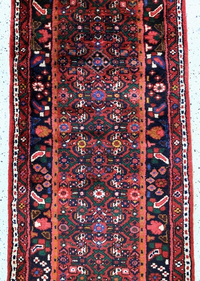 27128641b - Hosseinabad, Persien, Mitte 20.Jhd, Wolle auf Baumwolle, ca. 437 x 75 cm, EHZ: 2 ...