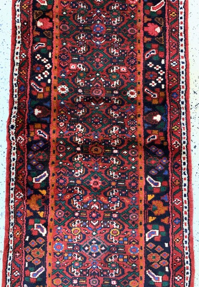 27128641c - Hosseinabad, Persien, Mitte 20.Jhd, Wolle auf Baumwolle, ca. 437 x 75 cm, EHZ: 2 ...