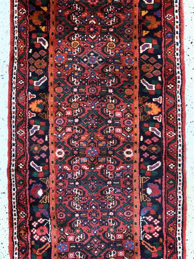 27128641d - Hosseinabad, Persien, Mitte 20.Jhd, Wolle auf Baumwolle, ca. 437 x 75 cm, EHZ: 2 ...