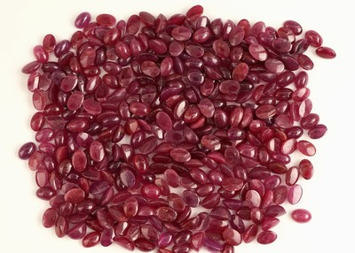 Image Lot lose Rubine zus. ca. 223.46 ct, ovale Cabochons in versch. Größen und Farbnuancen