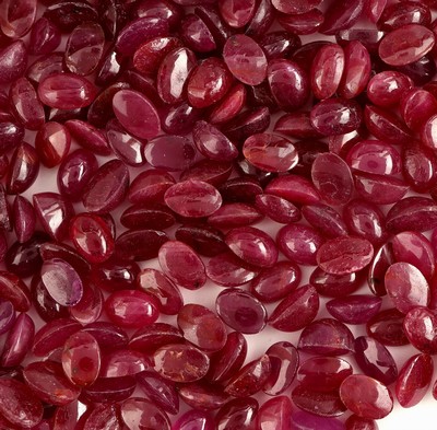 27128652a - Lot lose Rubine zus. ca. 223.46 ct, ovale Cabochons in versch. Größen und Farbnuancen