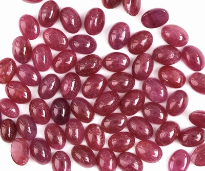 27128656a - Lot lose Rubine zus. ca. 65.74 ct, ovale Cabochons in versch. Farbnuancen, beh.