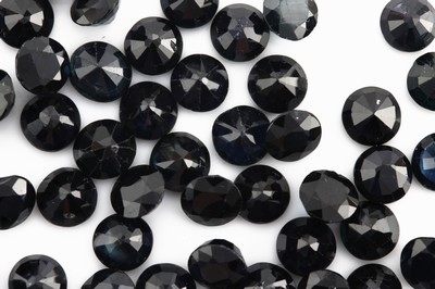 27128665a - Lot loose sapphires total approx. 20.99 ct, round bevelled in different sizes and colour ...