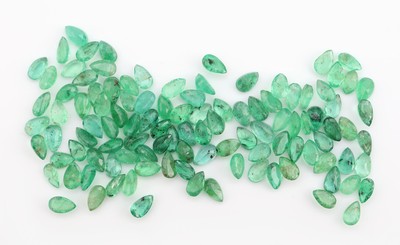 27128672a - Lot lose Smaragde zus. ca. 20.10 ct, facett. Tropfen, versch. Farbnuancen, Ausfassware