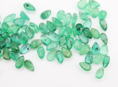 27128672b - Lot lose Smaragde zus. ca. 20.10 ct, facett. Tropfen, versch. Farbnuancen, Ausfassware