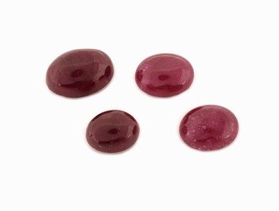 Image Lot 4 lose ovale Rubin-Cabochons zus. ca. 19.70 ct, in versch. Größen, z.T. Ausfassware