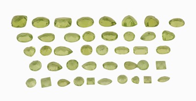 27128687a - Lot loose bevelled peridots total approx. 26.27 ct, in different shapes, sizes and ...