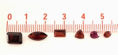 27128688b - Lot lose facett. Granate zus. ca. 36.99 ct, versch. Schliffformen, Größen und ...