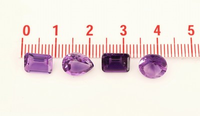 27128689a - lot lose facett. Amethyste zus. ca. 71.95 ct, in versch. Schliffformen, Größen und ...