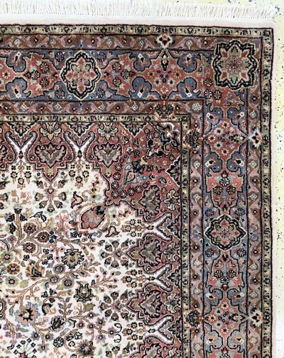 27128694e - Sarogh Kork fein, Indien, Ende 20.Jhd, Korkwolle auf Baumwolle, ca. 237 x 172 cm, EHZ: ...