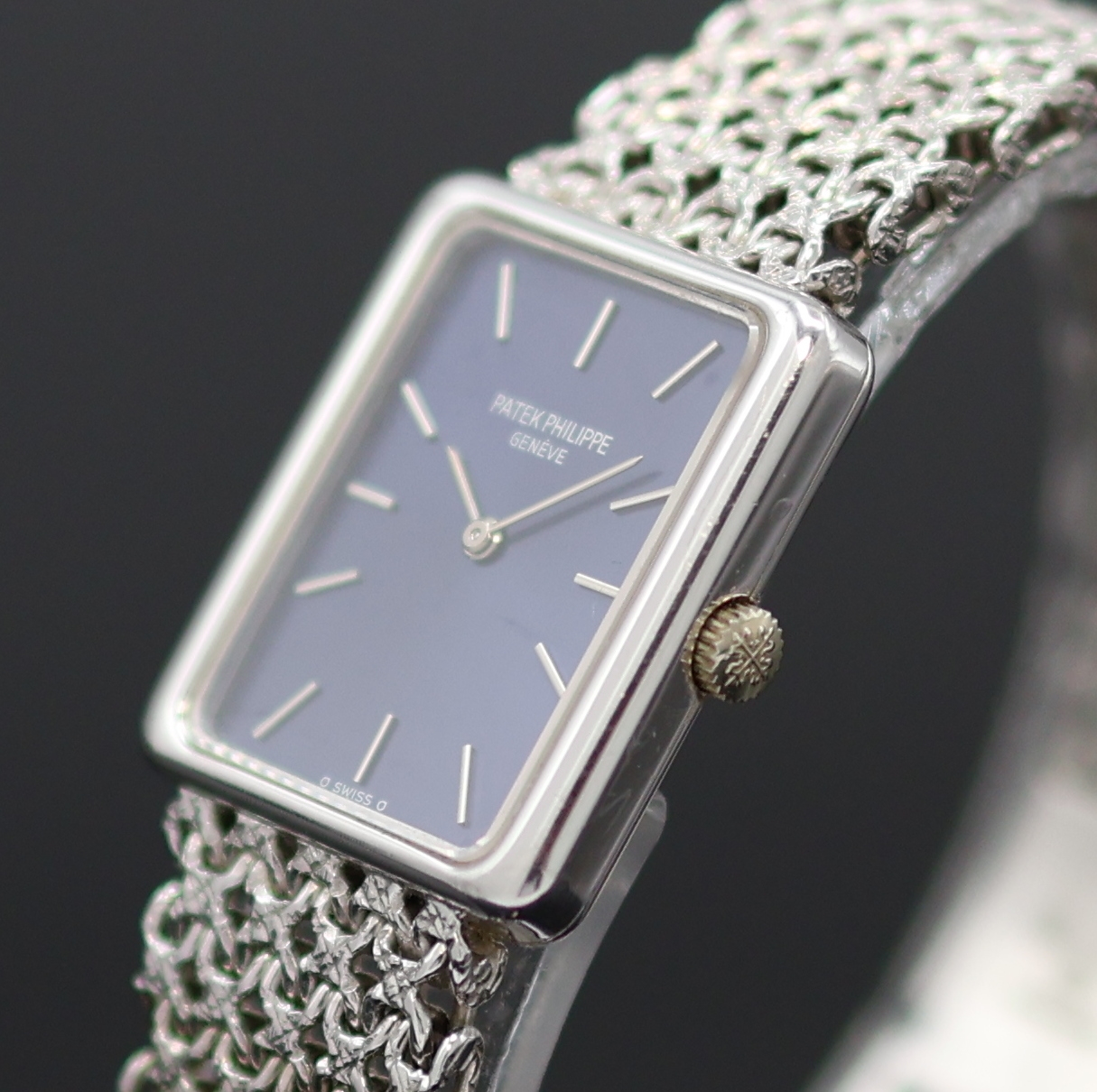Detail b: PATEK PHILIPPE seltene Damenarmbanduhr Referenz 4224-3 in WG 750/000, Schweiz um 1975, Handaufzug, 3-tlg. Geh. am festen Gliederband in WG 750/000, ...