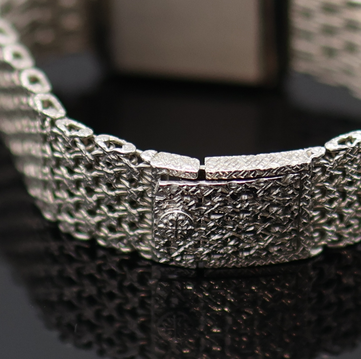 Detail d: PATEK PHILIPPE seltene Damenarmbanduhr Referenz 4224-3 in WG 750/000, Schweiz um 1975, Handaufzug, 3-tlg. Geh. am festen Gliederband in WG 750/000, ...