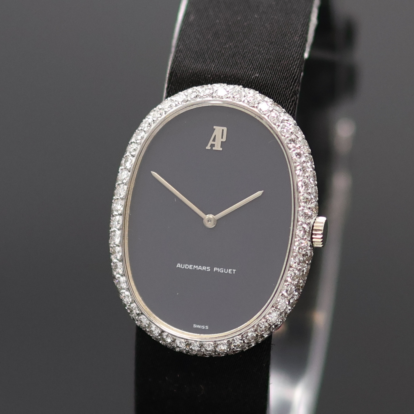 Detail a: AUDEMARS PIGUET brillant-besetzte Damenarmbanduhr in WG 750/000, Schweiz um 1975, Handaufzug, ovales, 2-tlg. Geh., Lünette aufgedr., matt-schwarzes ...