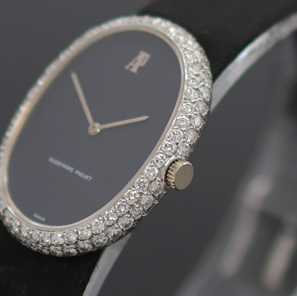 Detail b: AUDEMARS PIGUET brillant-besetzte Damenarmbanduhr in WG 750/000, Schweiz um 1975, Handaufzug, ovales, 2-tlg. Geh., Lünette aufgedr., matt-schwarzes ...