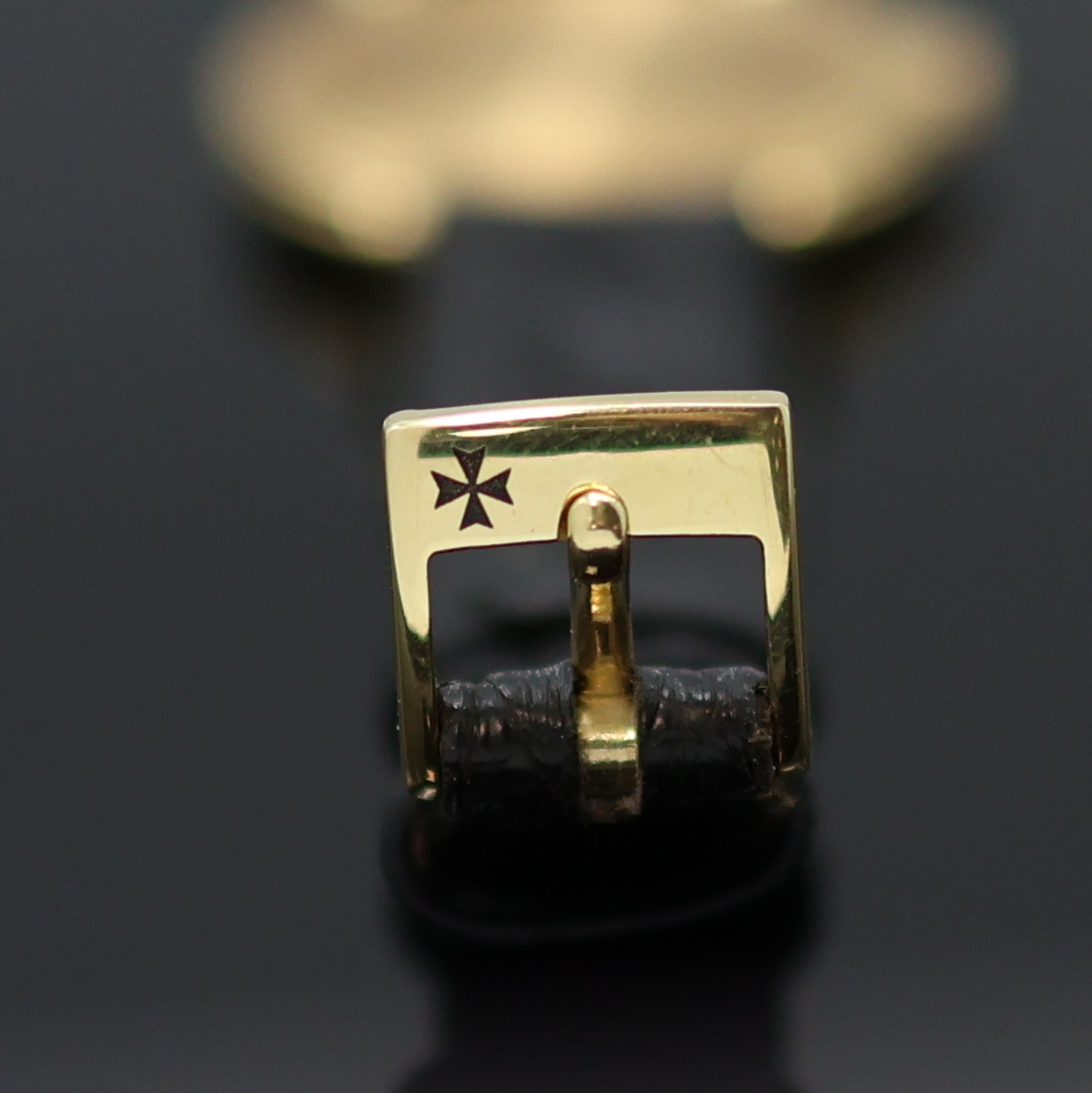 Detail c: VACHERON & CONSTANTIN Damenarmbanduhr in GG 750/000, Schweiz um 1970, Handaufzug, orig. Lederband m. GG 750/000 Dornschl., Boden aufgedr., silb. ...