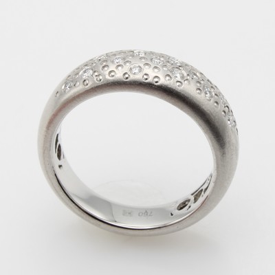 27128871a - Ring mit Brillanten, GG 750/000, z.T. matt., 16 Brill. verstreut gef. zus. ca. 0.24 ct ...