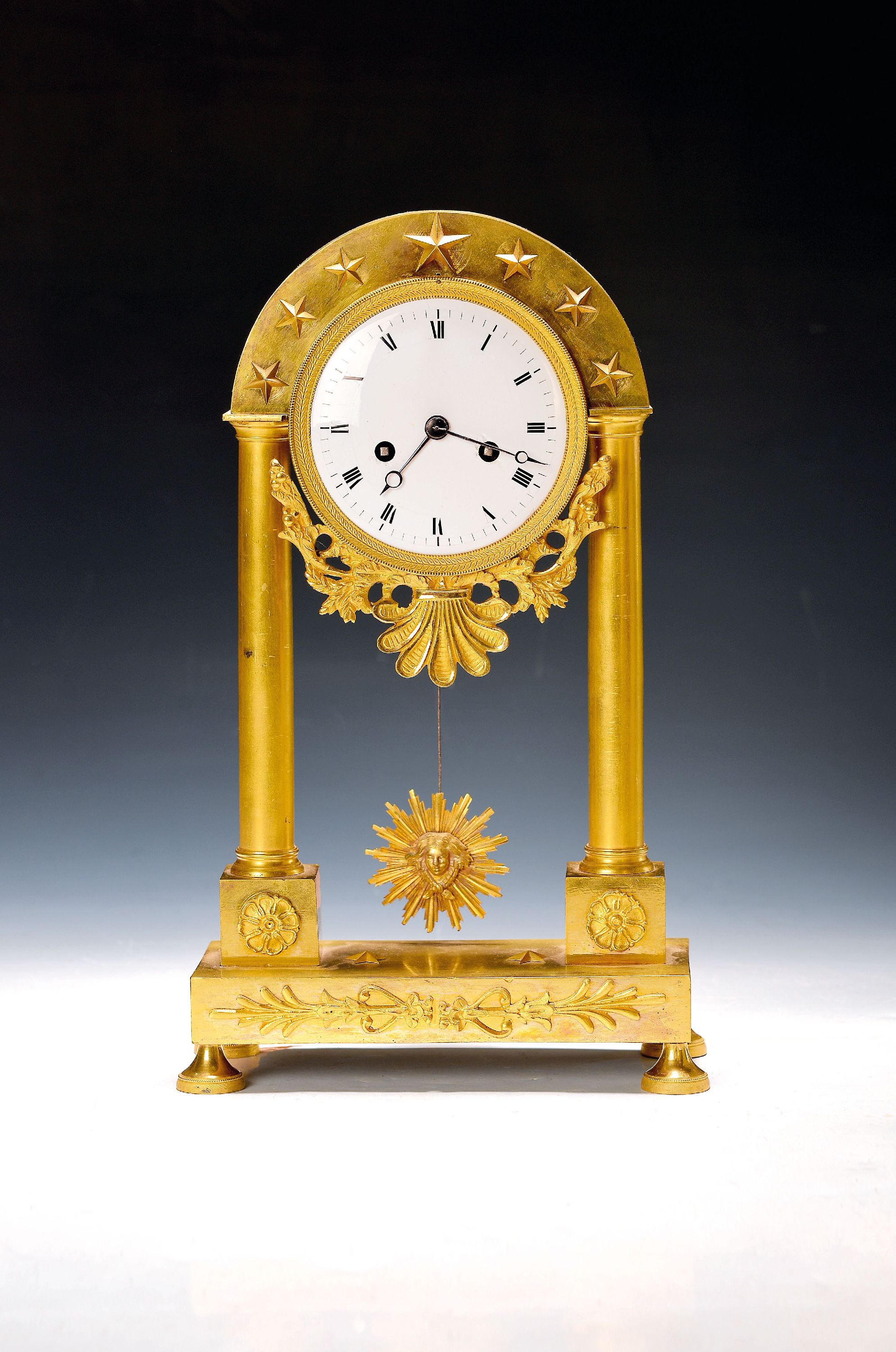 Image 27128905 - Portaluhr mit Komposit-Säule, Frankreich, um 1800, Bronzegehäuse feuervergoldet, Dekor ...