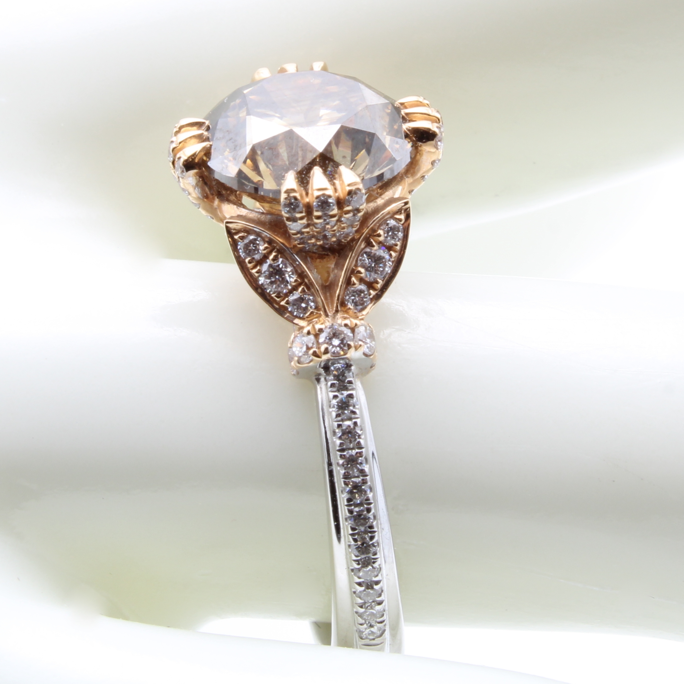 Image 27128956 - Ring mit Brillanten, RG/WG 750/000, Mittel- stein ca. 3.30 ct Braun/p (natur) u. ...