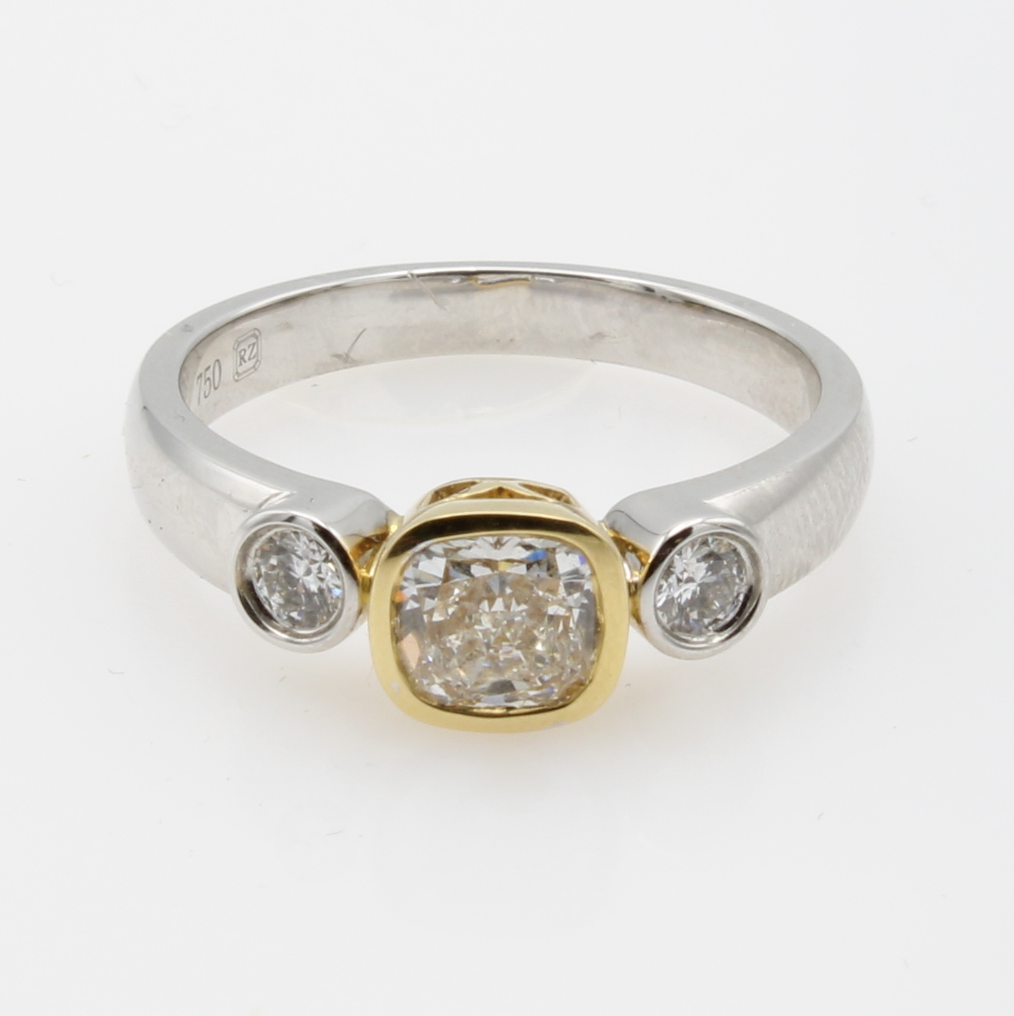 Image 27128957 - Ring mit Diamant und Brillanten, WG/GG 750/ 000, Diam. ca. 1.01 ct l.get.Weiß/si1, u. 2 ...