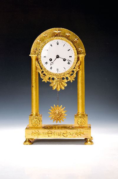 Image Portaluhr mit Komposit-Säule, Frankreich, um 1800, Bronzegehäuse feuervergoldet, Dekor ...