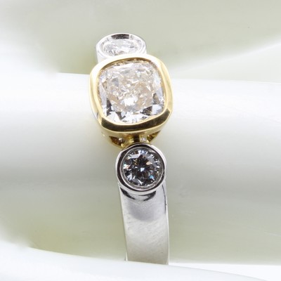 27128957a - Ring mit Diamant und Brillanten, WG/GG 750/ 000, Diam. ca. 1.01 ct l.get.Weiß/si1, u. 2 ...
