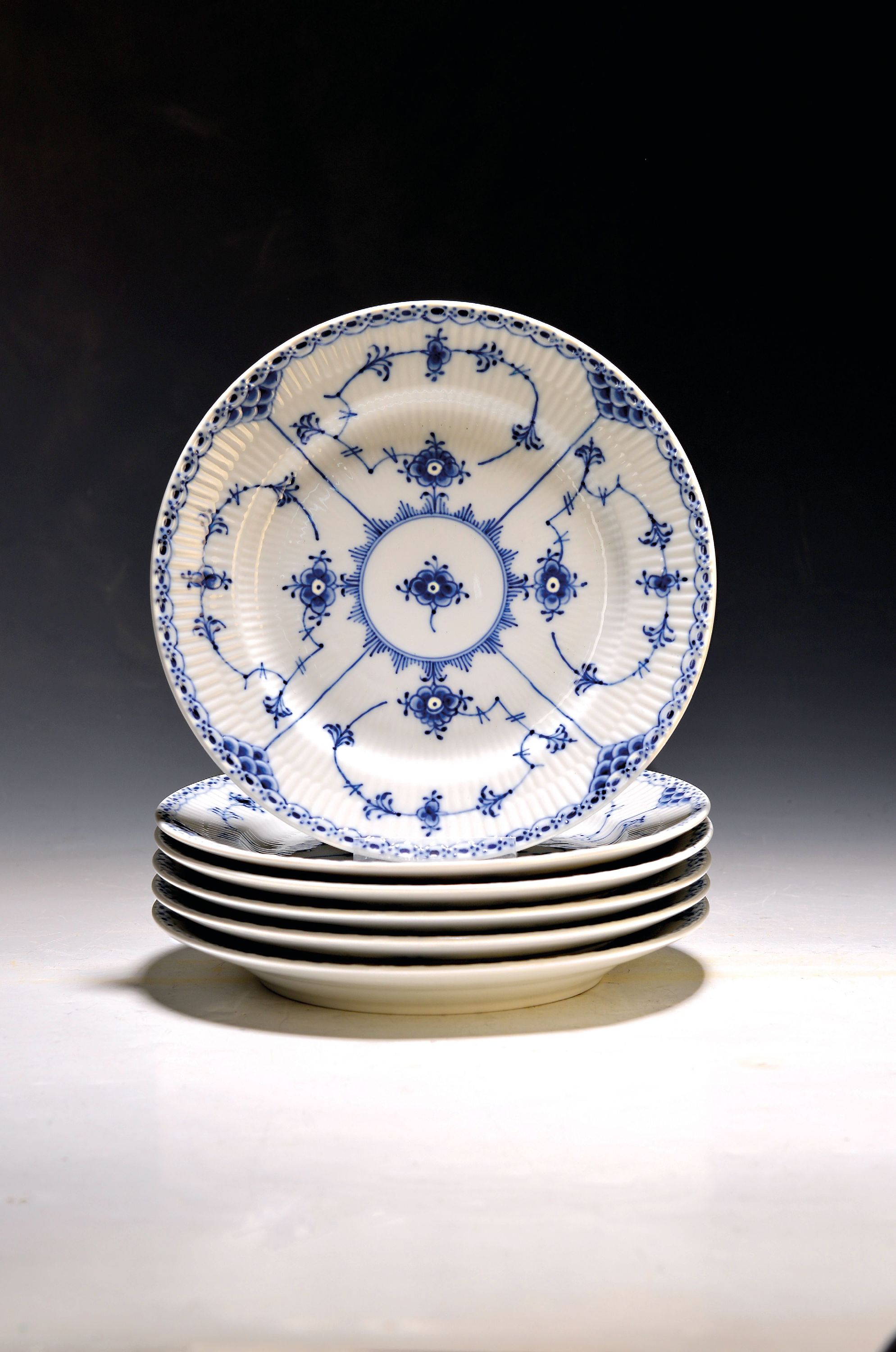 Image 27129416 - 6 Kuchenteller, Kgl. Kopenhagen, Dekor Musselmalet Halbspitze, D. ca.19 cm