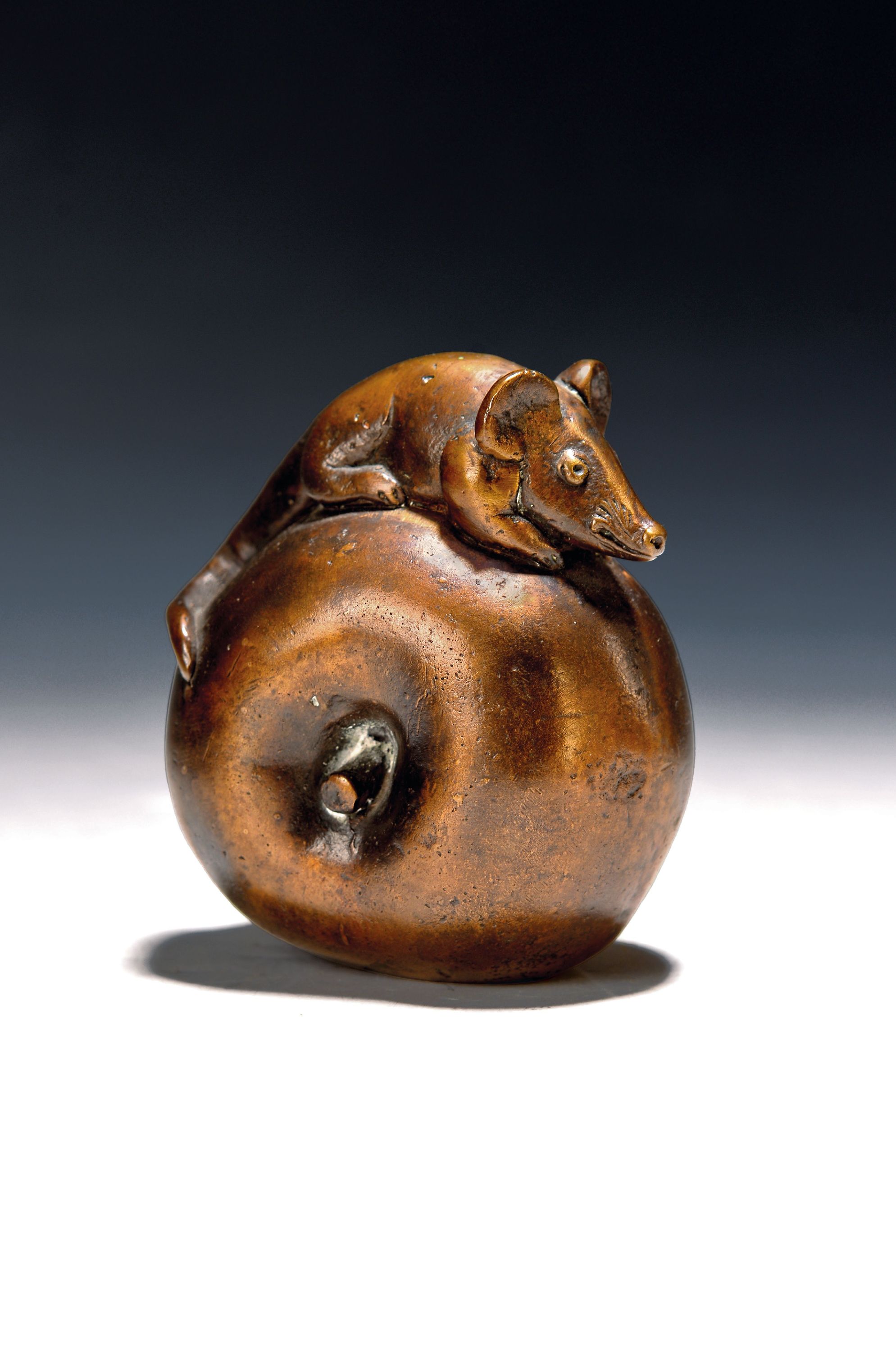 Image 27129590 - Gernot Rumpf, geb. 1941 Kaiserslautern,, Maus auf Apfel sitzend, Bronzefigur, ...