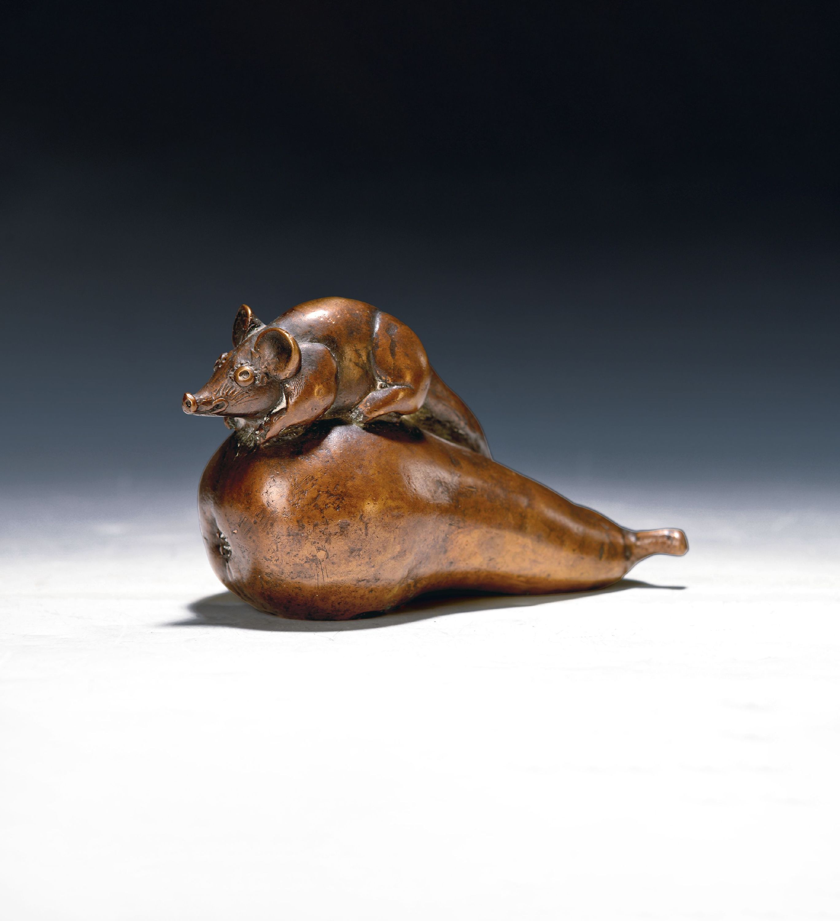 Image 27129591 - Gernot Rumpf, born 1941 Kaiserslautern, mouse on a pear, bronze figure, monogrammed and ...