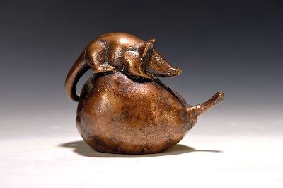 27129592k - Gernot Rumpf, born 1941 Kaiserslautern, mouse on quince, bronze figure, monogrammed and ...