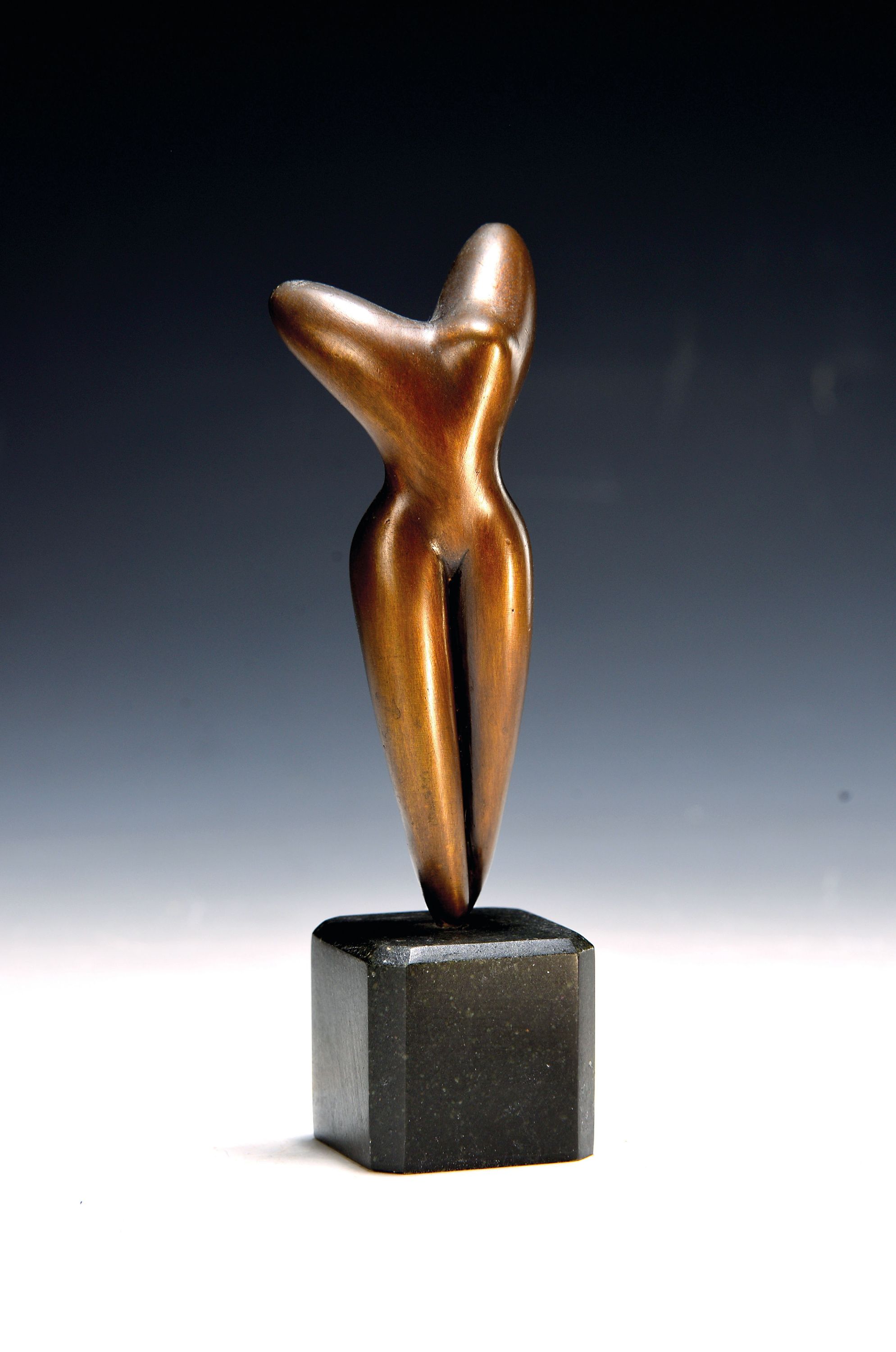 Image 27130027 - 2 kleine Bronzefiguren: 1 x Marco Pioni, geb. 1959, La Danse, sign. und num. 1026/5000, ...