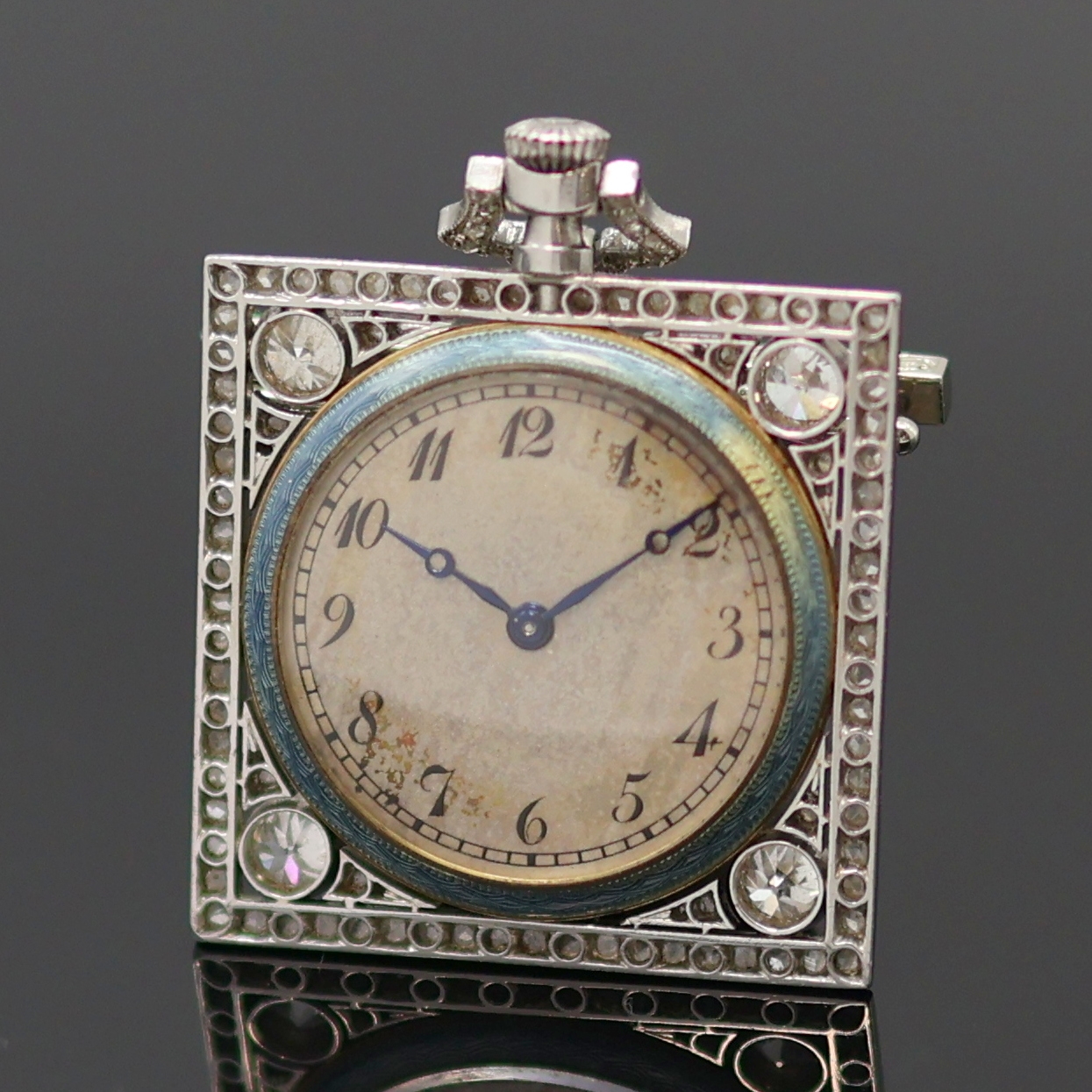 Detail a: Quadratische Emailuhr mit Diamantbesatz in GG 750/000 an späterer Brosche in WG 585/000, Schweiz für den französischen Markt um 1920, Handaufzug, ...