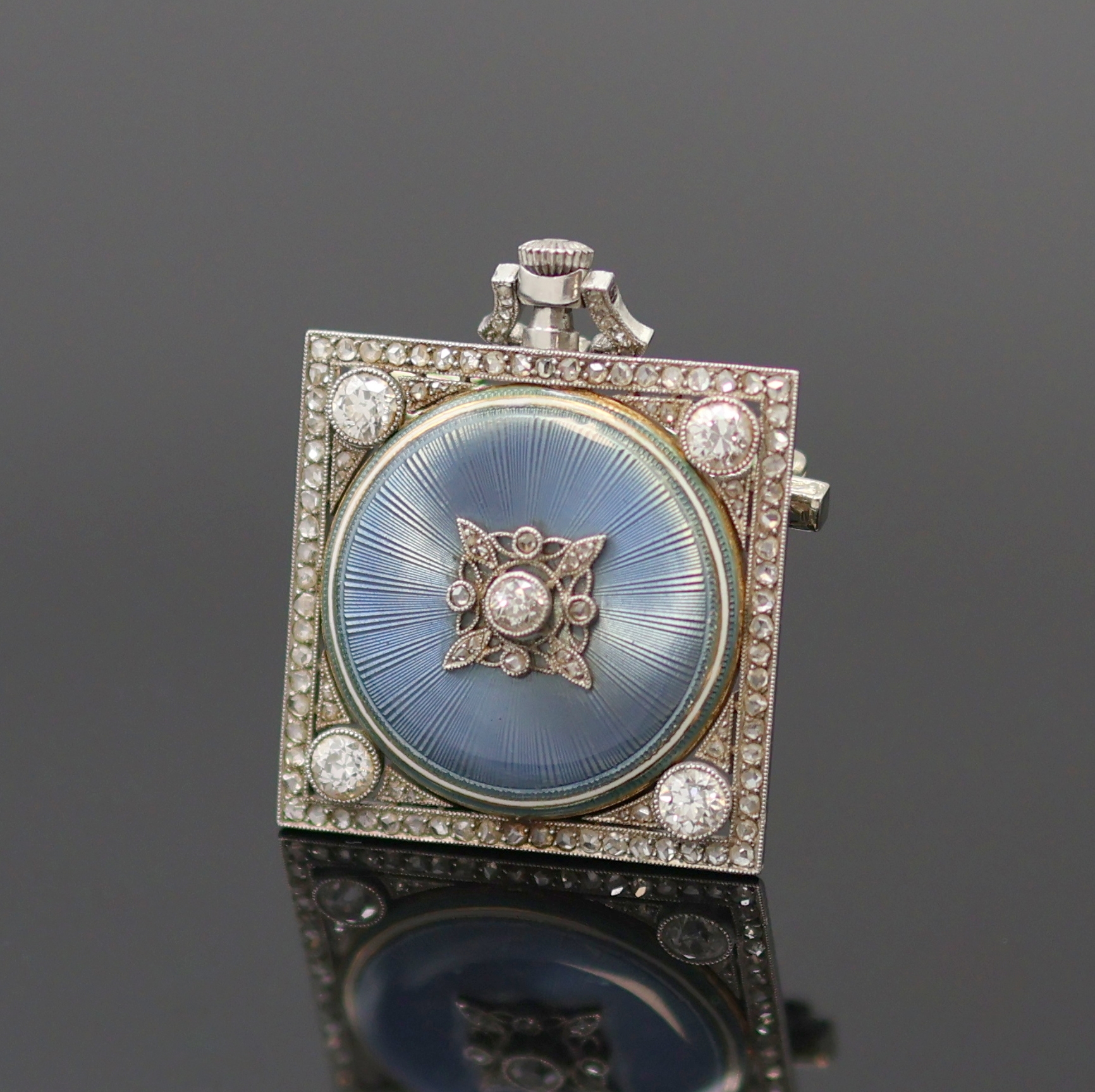Detail b: Quadratische Emailuhr mit Diamantbesatz in GG 750/000 an späterer Brosche in WG 585/000, Schweiz für den französischen Markt um 1920, Handaufzug, ...