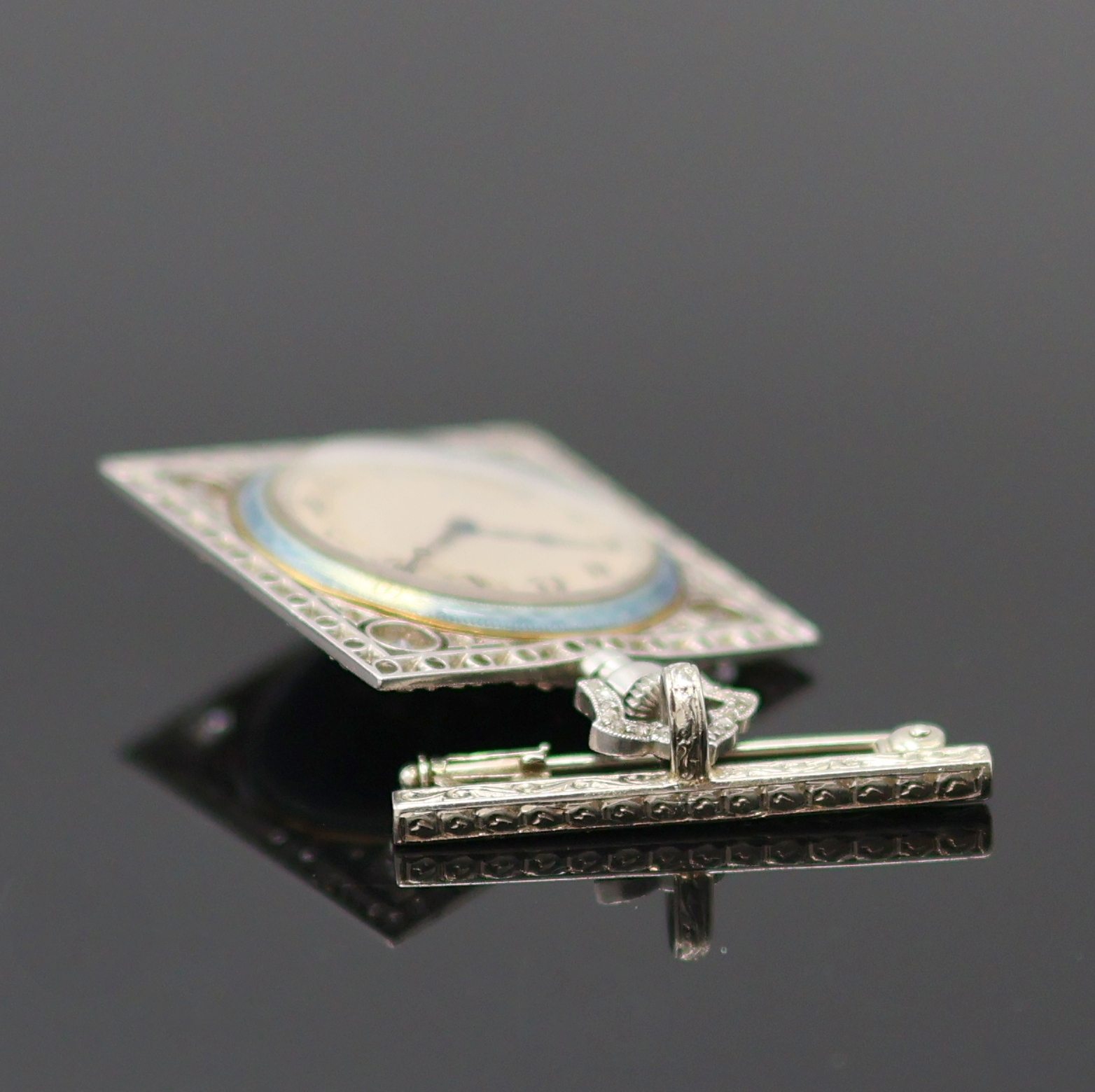 Detail c: Quadratische Emailuhr mit Diamantbesatz in GG 750/000 an späterer Brosche in WG 585/000, Schweiz für den französischen Markt um 1920, Handaufzug, ...