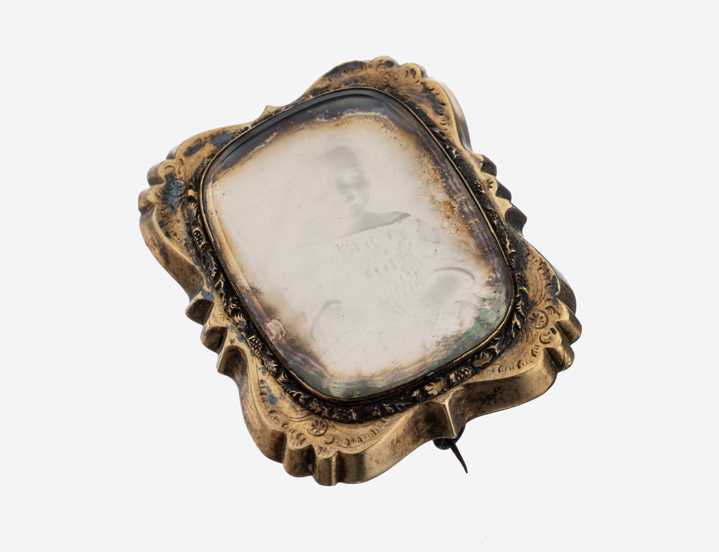 Image 27130255 - 8 kt Gold Ferrotypie-Brosche, um 1900, GG 333/000 gepr., geschwungene Rahmung grav., ...