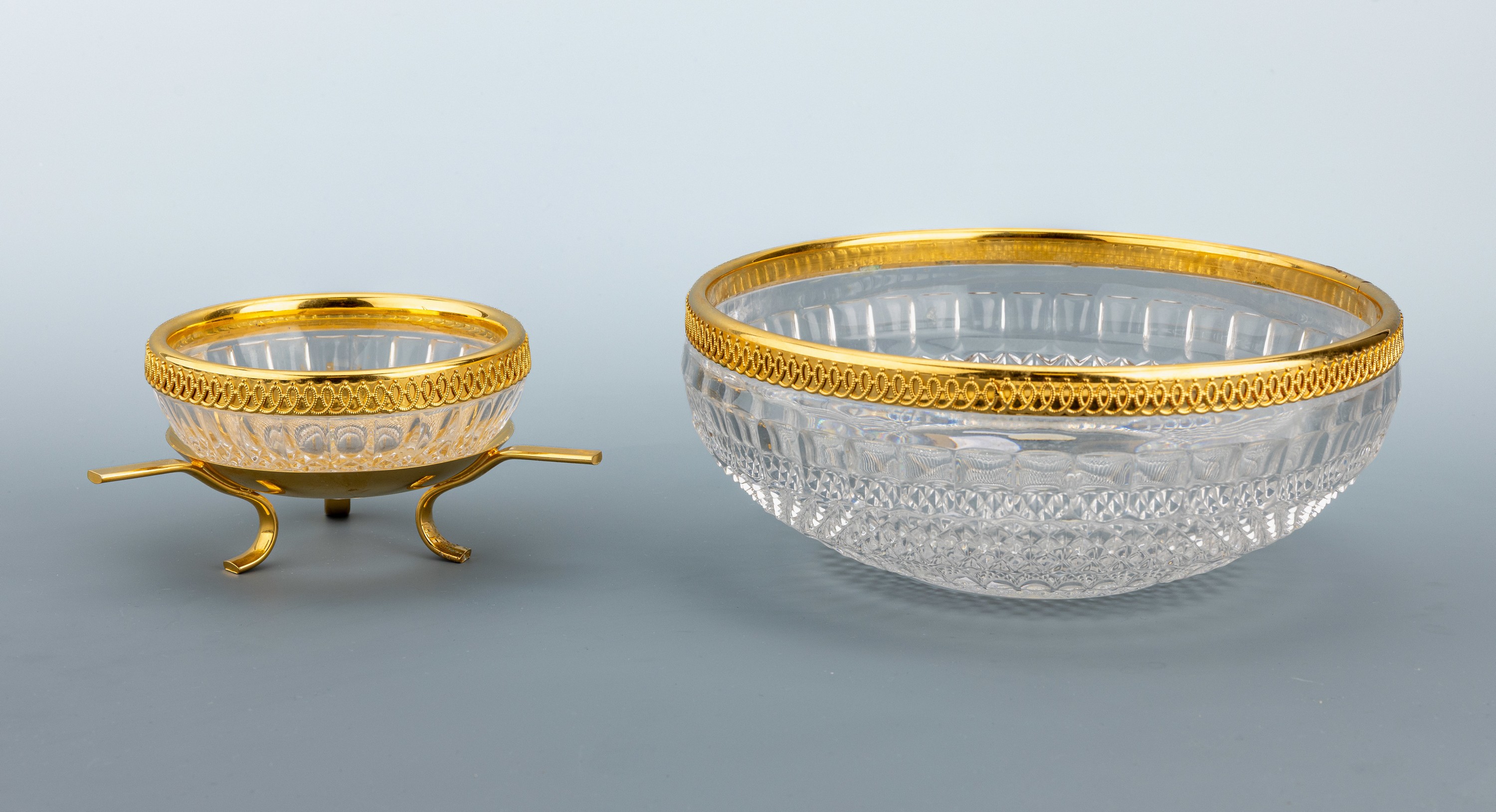 Detail a: Kaviarschale, Glaskorpus geschliffen, Rand verg., gr. Schale für Eis, D. ca. 21.5 cm, Schale für Kaviar, D. ca. 12 cm, auf Metallgestell, verg. ...